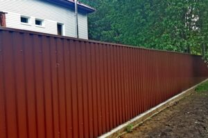 Какой забор больше всего подойдет для дачного участка