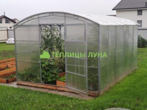 В чем преимущества прямостенной теплицы