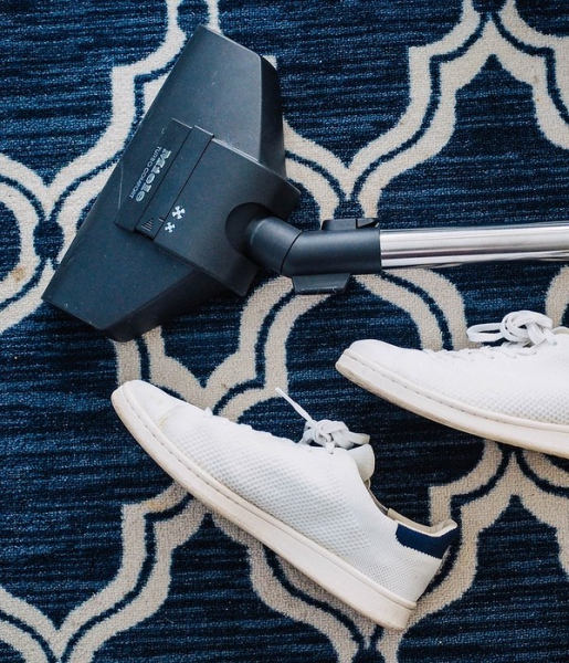 Как почистить ковролин: 5 лучших средств, способы очистки от пятен и запаха