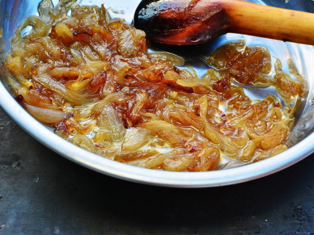 Лук, яблоко, груша, баклажан, мясо – что еще можно карамелизировать и зачем