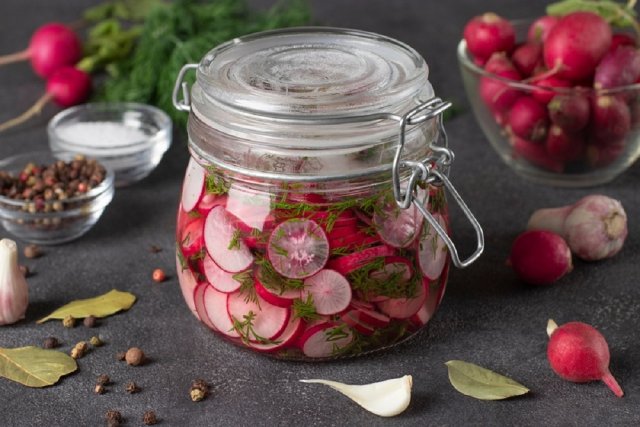 7 самых вкусных салатов из редиса