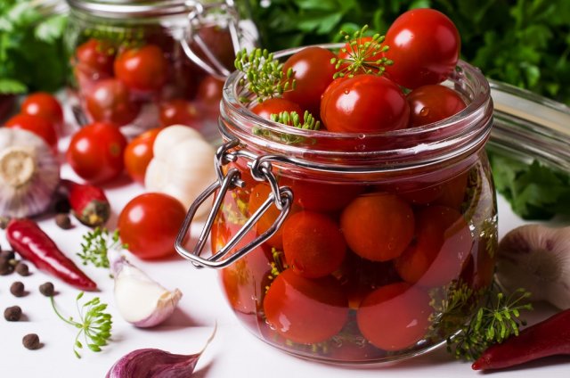 7 потрясающих рецептов маринованных помидоров на любой вкус (с фото)