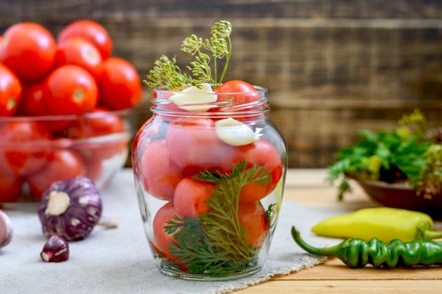 7 потрясающих рецептов маринованных помидоров на любой вкус (с фото)