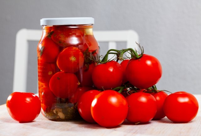 7 потрясающих рецептов маринованных помидоров на любой вкус (с фото)